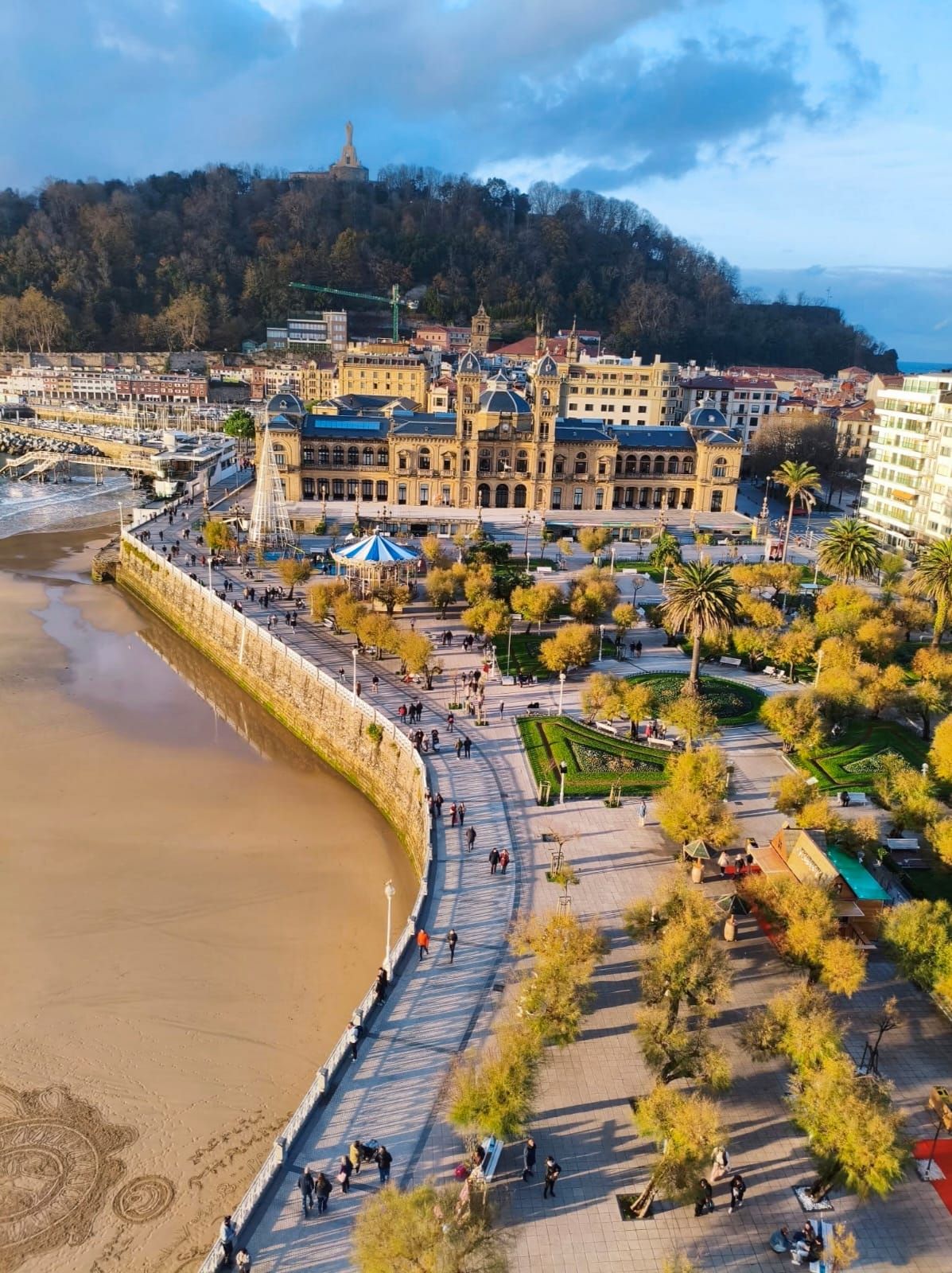 Ujęcie z drona: nadmorska promenada, plaża i zabudowa miasta