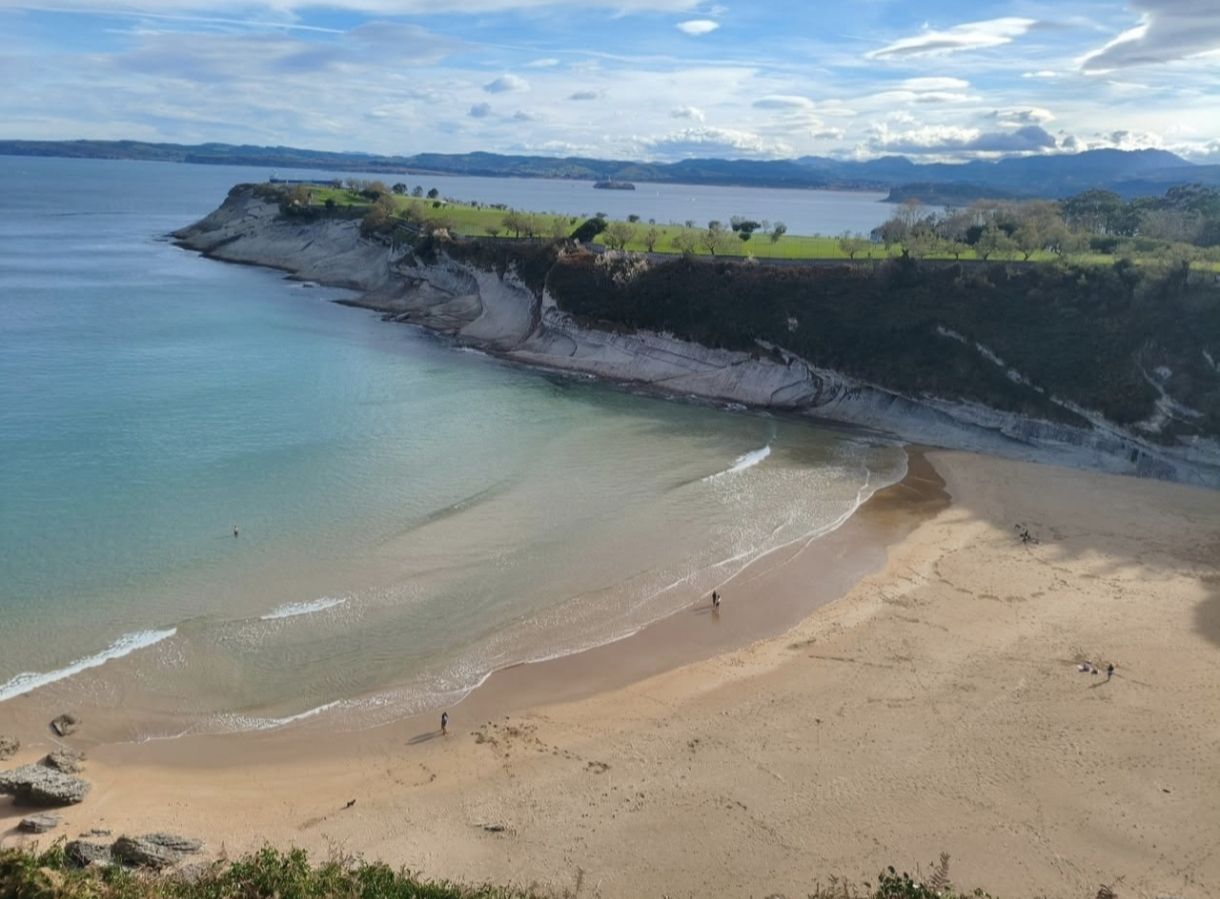 Plaża i klif nad turkusową wodą