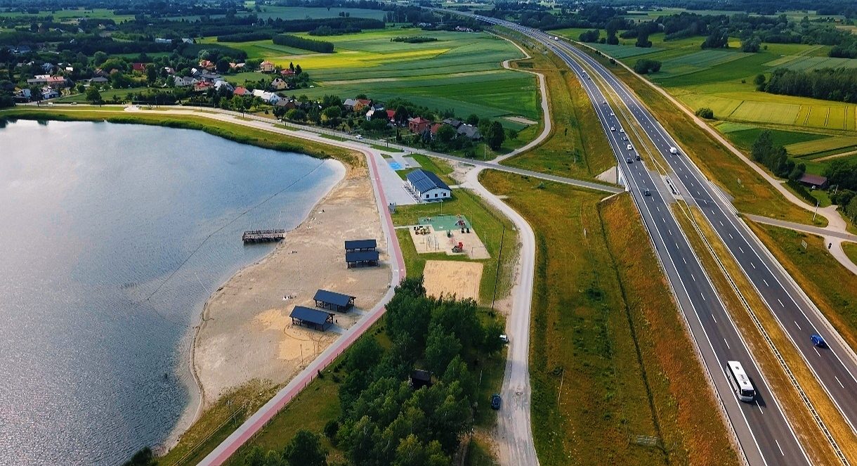 Ujęcie z drona: zalew, plaża i droga ekspresowa obok